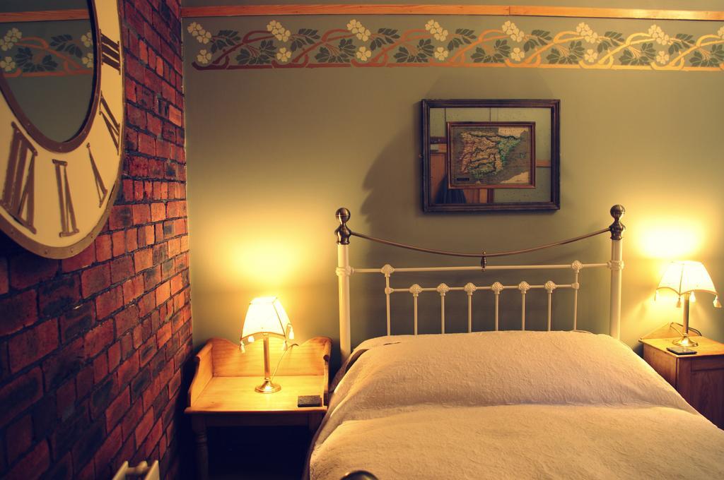 Crown House Suites Halifax Room photo