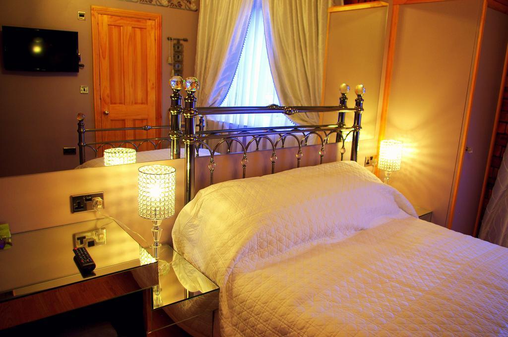 Crown House Suites Halifax Room photo