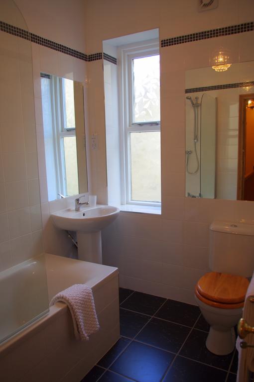 Crown House Suites Halifax Room photo